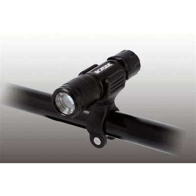 Ironside Compact sort, fokuserbar lommelygte på 350 lm, monteret i holder på et cykelstyr.