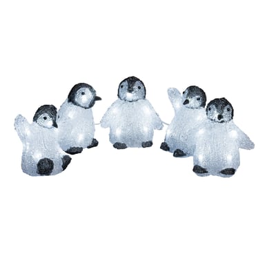 En gruppe på fem Konstsmide akryl pingvinbørn lyskæde isoleret på en ren hvid baggrund.