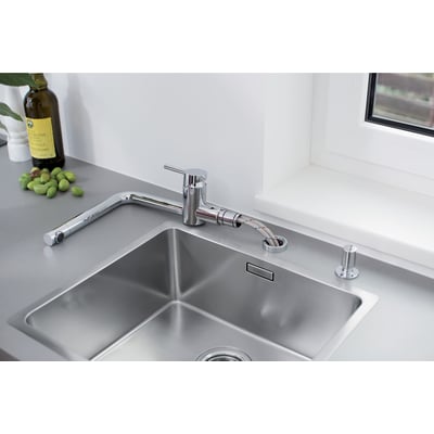 Blanco Linus-F køkkenarmatur i krom med svingbar L-tud og 1-grebs betjening monteret ved en stålvask.