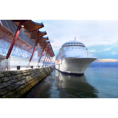 Ansell Lighting Aztec projektør belyste en havnefront med et stort hvidt krydstogtskib, der ligger til kaj.