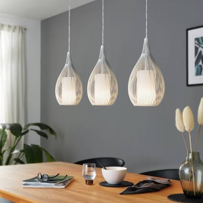 EGLO Razoni langbordspendel i hvidt stål med 3 dråbeformede lampeskærme over et træbord, monteret i en stue.