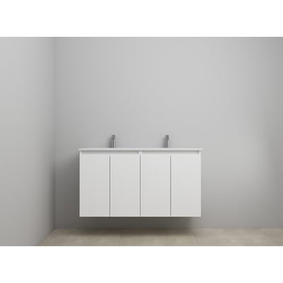 Sanibell Online møbelsæt, 121x46,5 cm, hvid højglans med fire grebsfrie låger, monteret med to krom vandhaner og en dobbelt porcelænsvask.