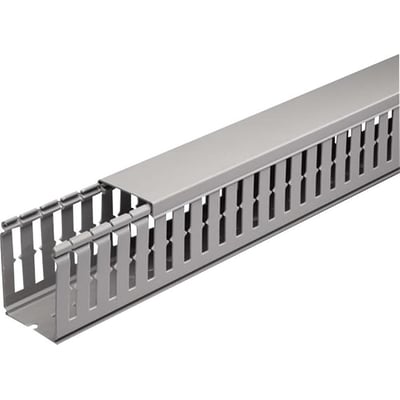 Detaljeret billede af ABB grå ledningskanal 100 x 25 mm, der viser det klikbare låg og de mange rum til kabelføring.