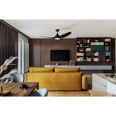 EGLO Tunitas loftventilator i sort monteret i en moderne stue med gul sofa og trævæg.