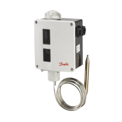 Fron view af Danfoss RT123 termostat, der viser kontrolskala og Danfoss logo, med tilslutningskasser og føler.