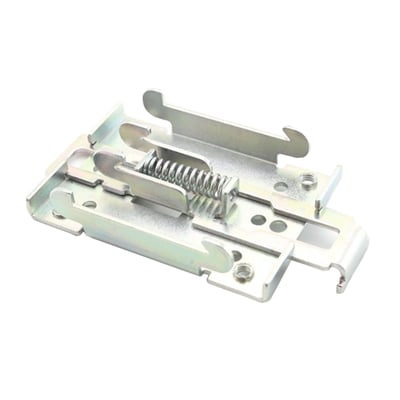 Teltonika DIN-skinneadapter PR5MEC00 til RUT900-serien med synlig fjeder og beslagform, set skråt ovenfra.