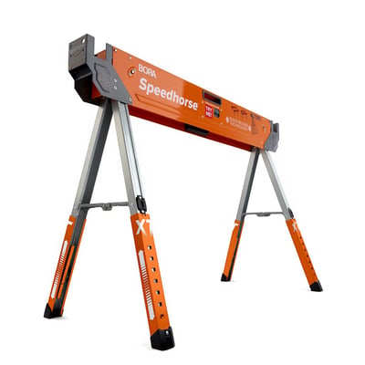 BORA Speedhorse XT justerbar arbejdsbuk i orange og grå, vist udfoldet med skråtstillede ben.