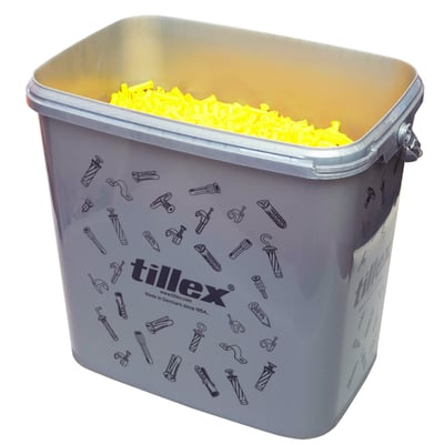 Stor grå spand fra Tillex indeholdende mange gule dykkerplug KP 5,5x25 mm i XXL-pakke med 7000 stk.
