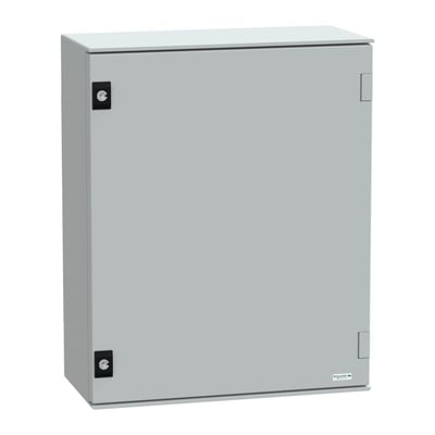Schneider Electric vægskab PLM54, 530x430x200mm, fremstillet af grå glasfiberforstærket polyester med metal bundplade.