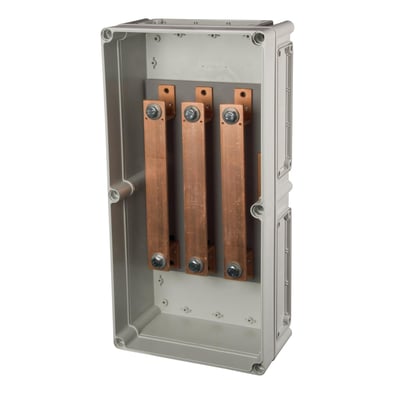 Fibox 600A trafokasse i grå polycarbonat med 3 kobber samleskinner og monteringsbolte, åben set forfra.