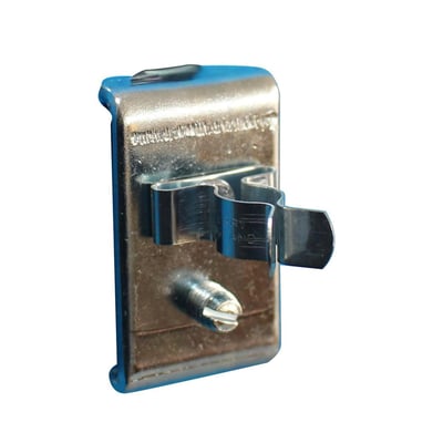 Maskinfabrikken Universal fjederklemme med bagplade og Ø6 mm diameter, vist på hvid baggrund med fokus på metallet.