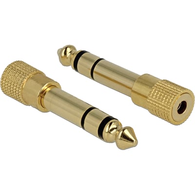 DeLock adapter med 6,35 mm stereo-hanstik og 3,5 mm stereo-hunstik i guldmetal med sort isolering.
