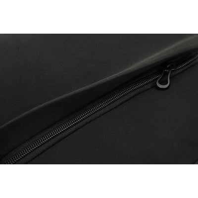 Nærbillede af lynlåsdetalje på Deltaco laptop sleeve, der viser den glatte sorte neoprenoverflade.