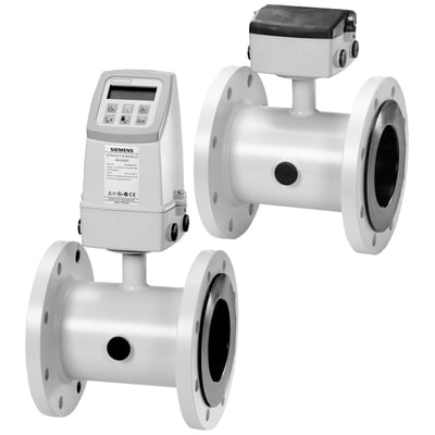 Siemens SITRANS F M MAG 5100 W flowmåler med flangeforbindelser, visende displayenhed og sensor på hvid baggrund.