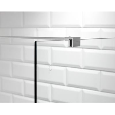 Vetro vægholder i metal med justerbar funktion, der holder et 1200 mm glaspanel mod en hvid metroflisevæg.