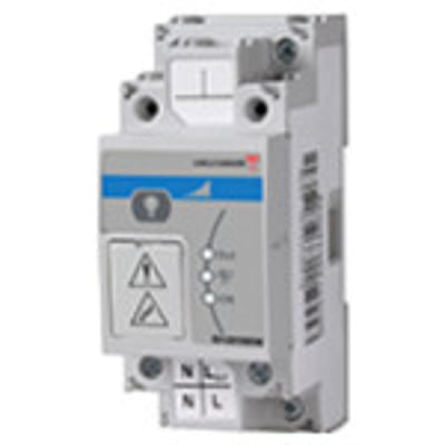 Carlo Gavazzi SH2D500W230 lysdæmper på 500 W til DIN-skinne, set skråt forfra med betjeningsfelt og tilslutningsklemmer.