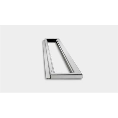 Unidrain Classicline ramme til linjeafløb, vist i en skrå vinkel med fokus på dens form og børstede ståloverflade.