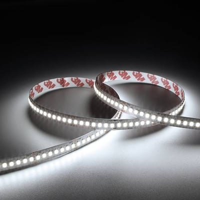 Ansell Lighting E-Cell Eco LED strip med 3M tape, hvidt lys og 120° spredningsvinkel i mørkt rum.