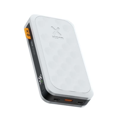 Hvid Xtorm Fuel Series 5-powerbank med 20.000 mAh og 35 W, set skråt med tilslutninger langs kanten.