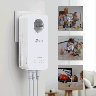 TP-LINK AV1300 Gigabit Passthrough Powerline ac Wi-Fi kit monteret i stikkontakt med tre ethernet-kabler tilsluttet. Sidebilleder viser familie brug af internettet.