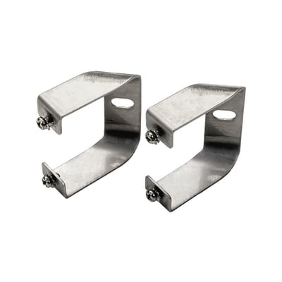 Detaljeret billede af to SG Armaturen Area 66 beslag med skruer monteret i et hvidt, rent studie.