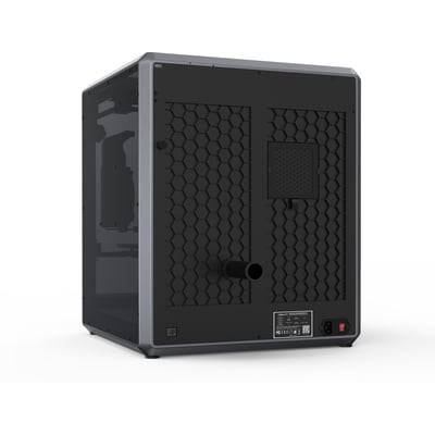 Creality K1 Max 3D-printerens bagside med honeycomb-mønster, ventilationsrist og strømkontakt vist på hvid baggrund.