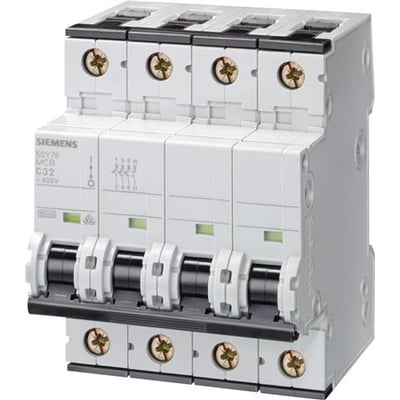 Siemens SENTRON 5SY7610-6 automatsikring med fire poler, vist forfra med sorte vippekontakter og synlige tilslutninger.