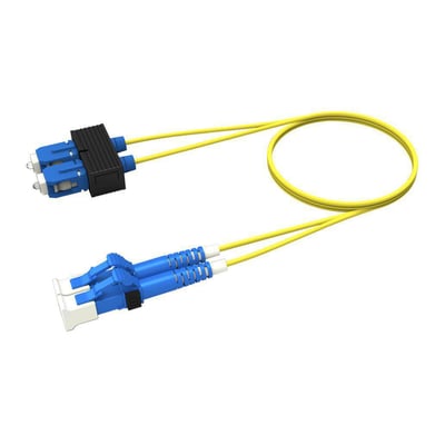 CommScope OS2 duplex fiber patchkabel med 2,5m længde, med LC- og SC-konnektorer på hvid baggrund.