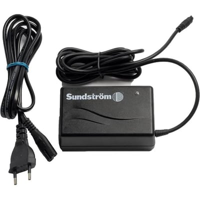 Sundström Safety R06-2003 batterilader til SR 500 EX med sort laderboks, sammenrullede ledninger og stik.