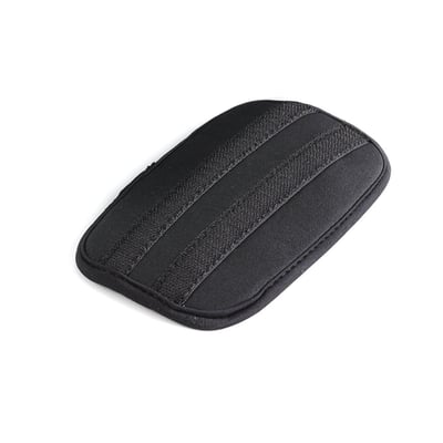 En tynd, sort CleanSpace2 nakkepude fremstillet af neoprenbetrukket skum med velcrostropper til fastgørelse.