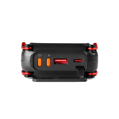 Bagsiden af NEBO Rambler powerbank med 20000 mAh, der viser USB-porte og en integreret stander.