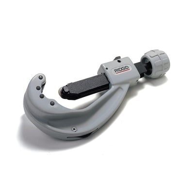 Ridgid 152 rørskærer med fokus på dens grå plastkonstruktion, viser den foldbare afgrater og X-CEL funktioner.