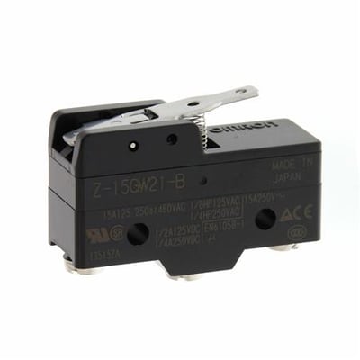 Omron Z-15GW21-B generel basiskontakt med kort hængselhåndtag, mærket 'Made in Japan' og 15A kapacitet.