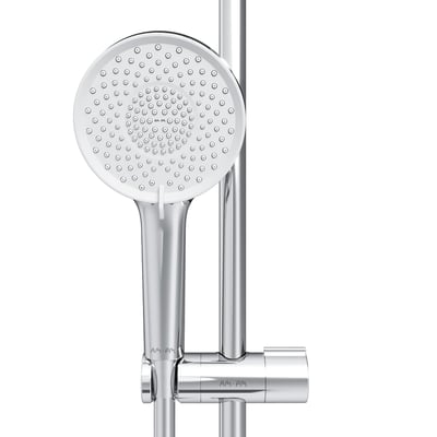 AM.PM X-Joy brusesæt i blank krom og hvid, med rund håndbruser og justerbar holder på en stang.