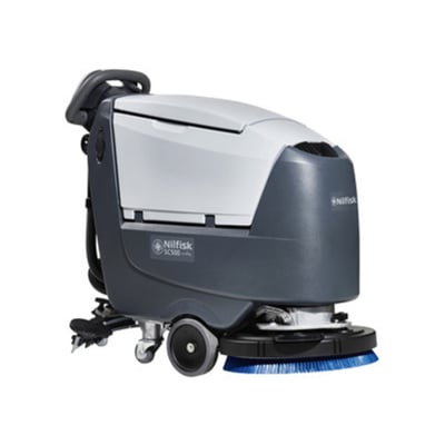 Nilfisk gulvvasker SC500 53 B i grå og hvid, vist fra siden med fokus på børstehovedet og håndtaget.