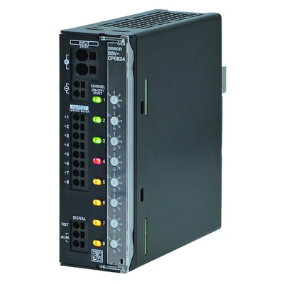 Omron S8V-CP0824 elektronisk afbryder med 8 kanaler, 24 VDC, 10 A pr. kanal, monteret på en hvid baggrund.