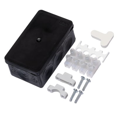 Sort Ja-Us universaldåse med IP55 klassificering, vist med samletilbehør som skruer og klemmer på hvid baggrund.