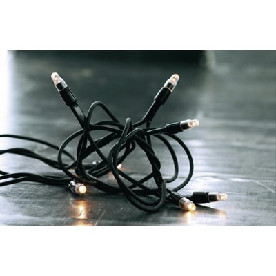 Sirius Tech-Line forlængerkæde med 90 LED og 9 meters længde, vist med sort ledning og varmt lysende pærer.