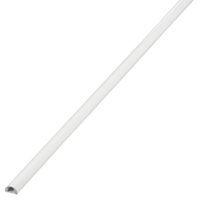 Hvid kabelkanal i aluminium på 1,5 meter med 12 mm dybde, vist diagonalt med den åbne kanalende synlig.