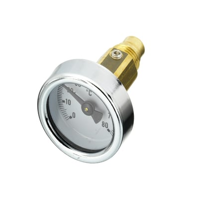 Vinklet billede af Danfoss termometer med kromhus og messingfitting, tydeligt display med grader Celsius.