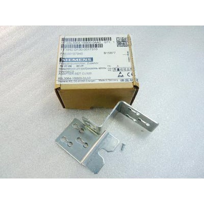 Siemens Sinamics spacer på 50 mm til betjeningselementer, vist med originalpakke og et enkelt monteringsbeslag på en lys baggrund.