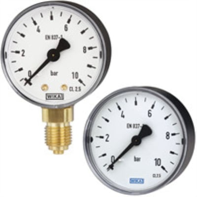 To WIKA manometre; et med frontflange og bagmontering, et uden flange, begge med hvid skive og sort viskerarm.