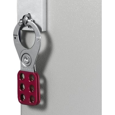 Rittal hængelåsbeslag til 6 hængelåse med rød holder og metalbøjle, monteret på en grå overflade med skygge.