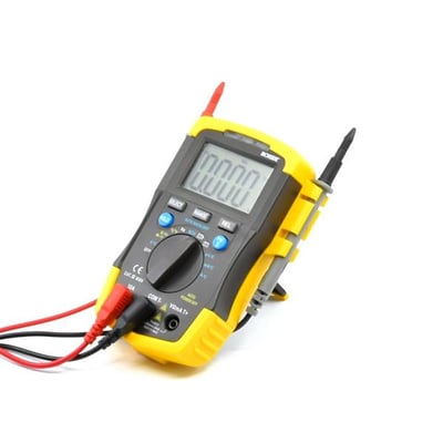 Ironside mini-multimeter i gul og grå udførelse, set skråt forfra med display og tilsluttede måleledninger.