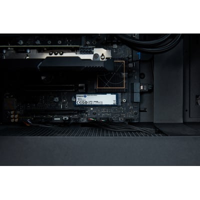 Kingston NV3 SSD monteret på et bundkort i en computer, viser M.2 2280 formfaktor.