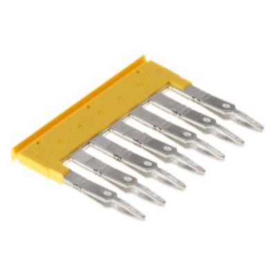 Nærbillede af Weidmüller laske ZQV 2,5/7, viser de 7 metalben og den gule Wemid isolering.