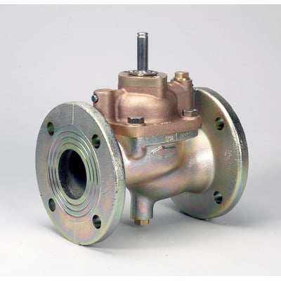 Danfoss Ev220b magnetventil NC, 2½", vist på grå baggrund med fokus på støbejernshus og flange tilslutning.