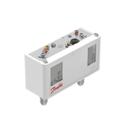 Danfoss KP17WB dobbelt pressostat til køleanlæg med hvid rektangulær kapsling, synlige tilslutninger og to vinduer.