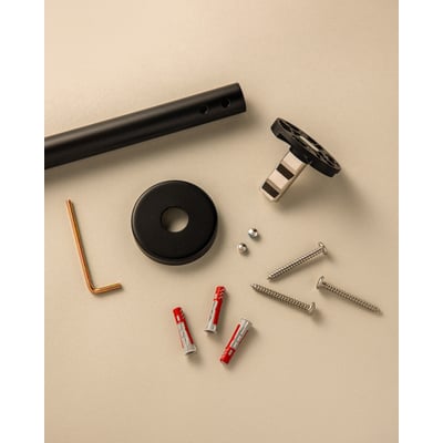 Cosmic Architect S+ håndklædestang og tilbehør som skruer og rawplugs ligger klar til montering.