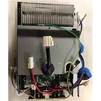 Elektronisk hovedprint til Solar Plus varmepumpe MSA-12 udedel, viser printplade med køleprofil og tilsluttede kabler.